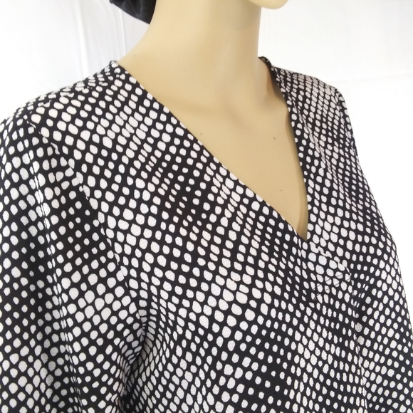 GREY & GRAY Geometric Polka Dot Black Lower Band Pleated V-neck Crepe Top NWT M - Picture 2 of 7